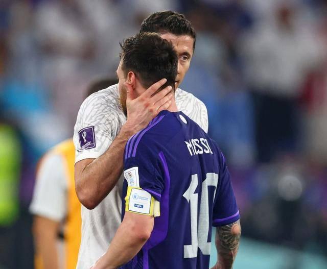 莱万多夫斯基在切尔西比赛中精彩发挥，挺进下一轮引发热议！的简单介绍